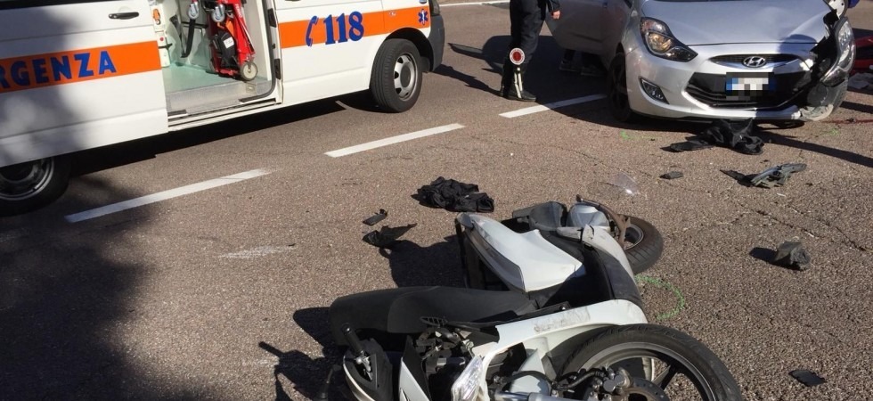 Scontro auto-moto a Trento, un uomo sbalzato violentemente a terra trasportato al Santa Chiara